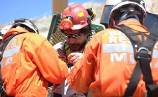 Un des mineurs chiliens remontés à la surface, en octobre 2010.