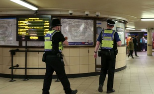 Le niveau d'alerte terroriste a été relevé à «critique» au Royaume-Uni le 15 septembre 2017 après un attentat dans le métro de Londres qui a fait 29 blessés.