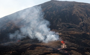 Deux jeunes meurent lors d'une randonnée sur le Piton de la Fournaise sur l'Ile de la Réunion. (Illustration du volcan en septembre 2018)