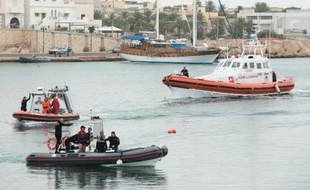 Des équipes de secours et de recherche dans le port de Lampedusa, le 7 octobre 2013