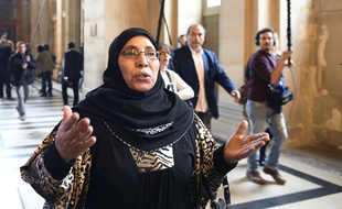 Paris, le 2 octobre 2017. Zoulikha Aziri arrive au palais de justice pour le procès en première instance de son fils Abdelkader.
