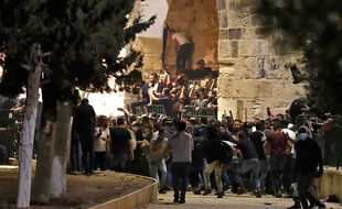 Des Palestiniens font face aux forces de sécurité israéliennes sur l'esplanade de la mosquée Al-Aqsa, à Jérusalem, le 10 mai 2021