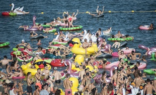 Des festivaliers et leurs bouées lors de la Summer Beach Party de Cannes.