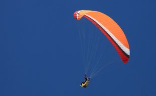Image d'illustration d'un parachute.