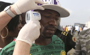 Un supporter de foot va sa température contrôle, en Guinée Equatoriale, le 20 janvier 2015.