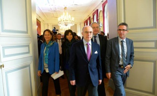 Le ministre de l'Intérieur Bernard Cazeneuve (C), la ministre de l'Ecologie Ségolène Royal (G), la maire de Paris Anne Hidalgo (2eG), le président du conseil régional d'Ile-de-France Jean-Paul Huchon (2eD) et le président du Conseil général de Seine-Saint-Denis Stéphane Troussel (D), le 25 novembre 2015 à Paris