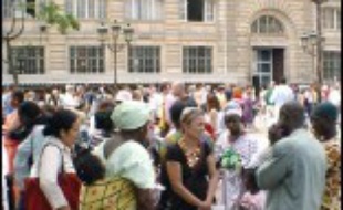 "Vous n'êtes pas seuls" lance à une foule de regards angoissés un membre du comité de soutien aux parents sans papiers d'enfants scolarisés, devant la préfecture de police de Paris: mercredi, la mobilisation s'est poursuivie avec le dépôt d'un millier de demandes de régularisation.