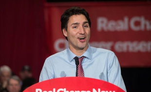 Le leader du parti libéral canadien Justin Trudeau s'adresse à ses partisans après sa victoire le 20 octobre 2015 à Ottawa