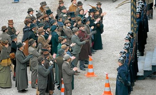 Quelque 250 à 300 figurants alsaciens ont participé au tournage du film devant la cathédrale, en février 2011.