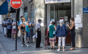 Une file d'attente devant un centre de dépistage covid-19 dans le 18e arrondissement.