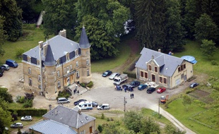 Le château de Sautou appartenant au couple Fourniret a été racheté par des pharmaciens belges après la découverte de deux corps enterrés dans le domaine.