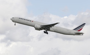 Illustration: Un Boeing 777 de la compagnie Air France décolle de l'aéroport Roissy-Charles-de-Gaulle, le 18 août 2014.