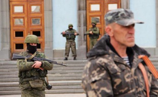Des hommes armés montent la garde devant un bâtiment gouvernemental à Simféropol, la capitale de la Crimée, en Ukraine, le 2 mars 2014.