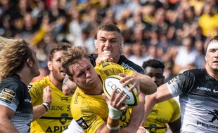 Bastien Chalureau (second plan, avec les sparadraps sur les oreilles) lors de La Rochelle - Stade Toulousain, le 14 septembre 2019.