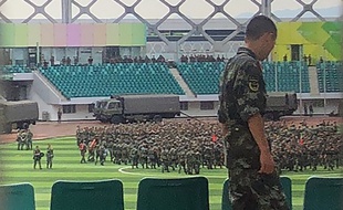 Le 15 août 2019, des militaires chinois étaient rassemblés au stade de la baie de Shenzhen, à la frontière de Hong Kong, dans la province méridionale du Guangdong (Chine).