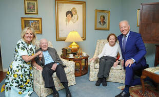 Les proportions de ce cliché de la visite le 30 avril 2021 des Biden chez les Carter ont amusé les internautes.