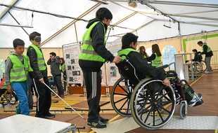 Fauteuils, yeux bandés... Les collégiens se mettent en situation de handicap.