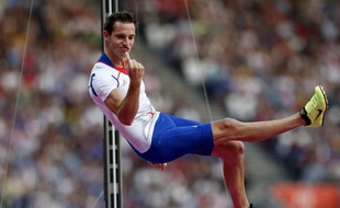 Le perchiste français Renaud Lavillenie, lors de son titre de champion olympique à Londres, le 10 août 2012.