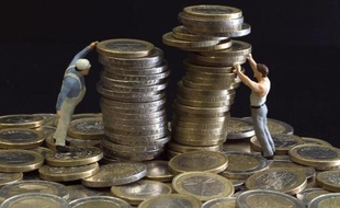 Des figurines et des euros