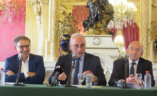 Lyon, le 17 octobre 2018 - David Kimelfled (à gauche), Georges Képénékian (au centre) et Gérard Collomb ont tenu une conférence de presse pour évoquer le conseil municipal extraordinaire du 5 novembre, sans donner d'informations précises pour autant.