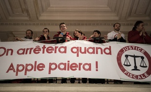 Des militants d'Attac à Paris dans l'Apple Store Opéra le 2 décembre 2017.