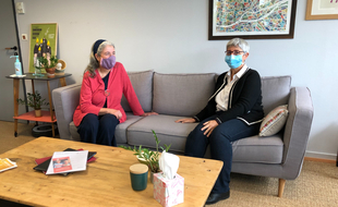Sophie Dronet et Brigitte Brodin, cofondatrices de la Coopérative funéraire de Nantes, reçoivent les familles dans un salon cosy