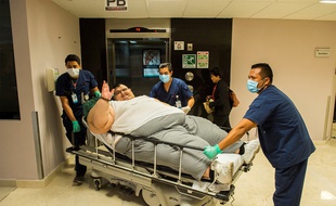 Juan Pedro Franco Salas, un Mexicain considéré comme l'homme le plus gros du monde lorsqu'il pesait 595 kilos, a été admis dans un hôpital de Guadalajara pour subir un pontage gastrique le 7 mai 2017.
