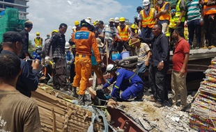 Les secours tentent de déblayer les décombres pour retrouver des survivants, le 22 juin 2019, à Sihanoukville, au Cambodge.