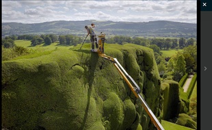 Un jardinier à Pows Castle au Pays de Galles.
