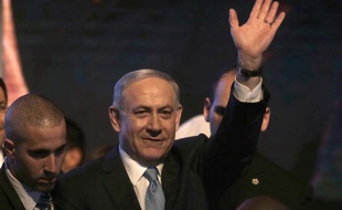 Benyamin Netanyahou célèbre sa victoire le soir des législatives, le 17 mars 2015.