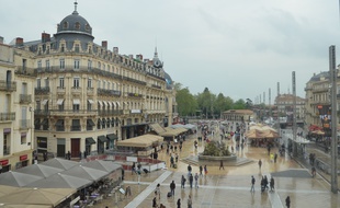 La place de la Comédie par temps de pluie.