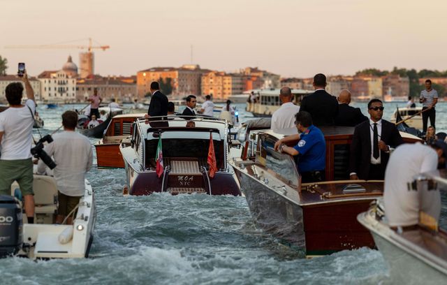 Le convoi de bateaux du couple Bezos se dirige vers l’Arsenal de Venise pour leurs célébrations du samedi soir.