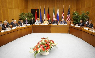 La table des négociations lors d'une réunion "5+1" (Allemagne, Chine, Etats-Unis, France, Royaume-Uni et Russie) et l'Iran à Vienne, en mars 2014
