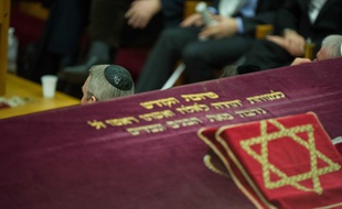 Lors d'un office religieux dans une synagogue (illustration)