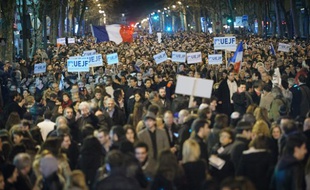 Des milliers de personnes ont participé à une marche silencieuse à Paris, le 19 mars au soir, en soutien aux victimes de la tuerie devant un collège juif de Toulouse, le même jour.