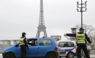 Des policiers à Paris le 17 mars 2014