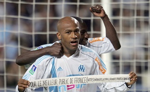 Toifilou Maoulida et Mamadou Niang célèbrent un but, en 2006.