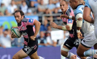 Julien Dupuy porte le ballon face à l'Aviron Bayonnais, le 25 août 2012 à Bayonne.