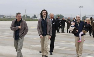 Les journalistes Didier François (gauche), Edouard Elias (centre) et Nicolas Hénin (droite) à Villacoublay le 20 avril 2014