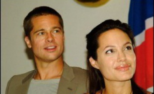 L'actrice américaine Angelina Jolie et son compagnon Brad Pitt, dont la fille est née le 27 mai en Namibie, ont rendu hommage mercredi à ce pays où ils entendent financer des projets humanitaires.