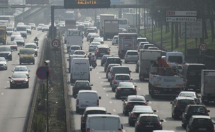 Bouchons sur le périphérique parisien, lors d'un pic de pollution, le 18 mars 2015 à Paris