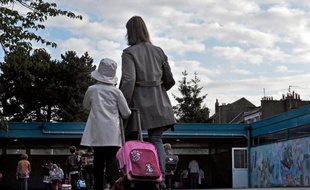 Une mère de famille et sa fille le 05 septembre 2011, à Lille