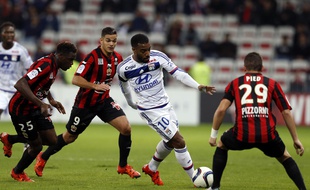 L'OL semble avoir autant de chances de pouvoir aligner Ben Arfa et Lacazette, ici adversaires en novembre dernier à Nice, que de n'avoir ni l'un ni l'autre en 2016-17 dans son effectif.