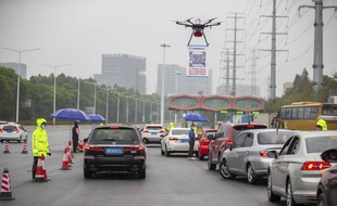 Un drone survolant les voitures qui tentent d'entrer à Shenzhen, en Chine, le 11 février 2020.