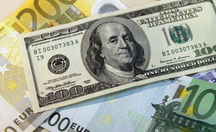 L'euro poursuivait sa baisse face au dollar lundi, plombé par des inquiétudes persistantes sur la santé budgétaire de l'Irlande, et d'autres pays de la zone euro.