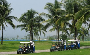 Des caddies sur le parcours du golf de Sanya, dans l'île chinoise de Hainan, le 25 octobre 2009.