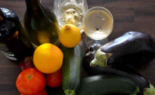 Du vin, et des légumes (illustration).