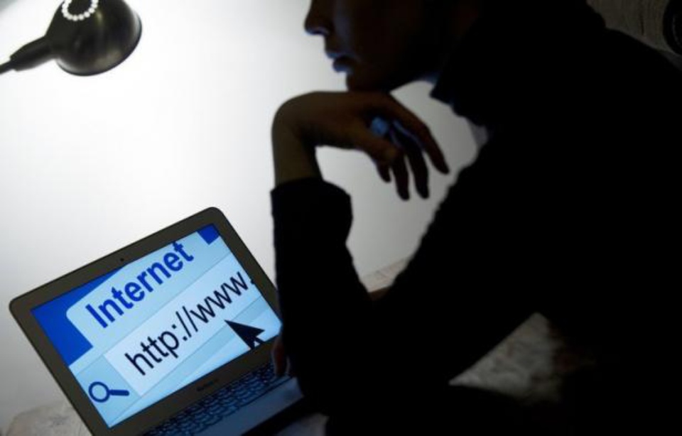 960x614_femme-consulte-internet.jpg