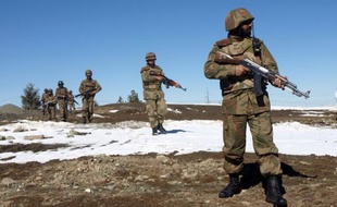 Les corps criblés de balles de neuf combattants talibans ont été retrouvés en bordure de route dans une zone tribale sensible du nord-ouest pakistanais, près de la frontière afghane, ont indiqué lundi des responsables.