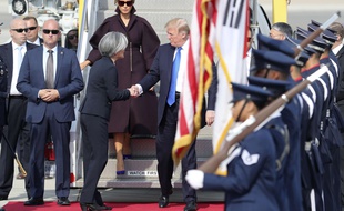 Donald Trump, président des Etats-Unis, et son épouse Melania, accueillis par Kang Kyung-wha, ministre des Affaires étrangères de Corée du sud, le 7 novembre 2017 sur la base Osan Air à Pyeongtaek en Corée du sud